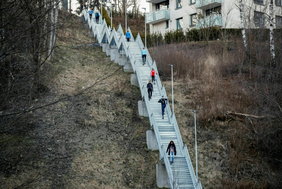 Beinlengdes avstand: Akkurat her, i en trapp i Nydalen i Oslo, holder de fleste god avstand. Men burde de også vært kledd i plastfolie? Foto: Vidar Ruud / NTB scanpix