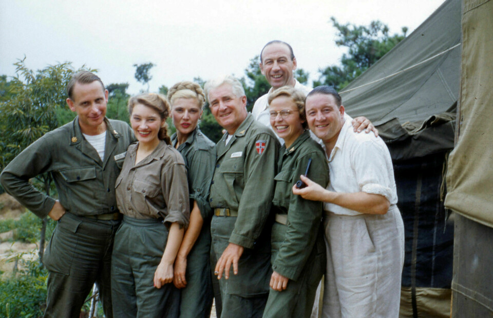 Personell ved NORMASH i Korea, 1952: Nummer én fra venstre er major Dr. Fredrik Blom Hartvigsen (1912-1982), nummer fire er major Dr. Erling Skouge (1898-1970) og nummer fem fra venstre er Kaptein Dr. Inger Schulstad (1920-2010). Foto: Inger Schulstad / Trondheim byarkiv