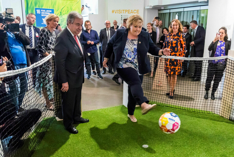 På ballen: For to år siden sparket statsminister Erna Solberg bærekraftsballen i mål sammen med FNs generalsekretær António Guterres etter åpningen av en utstilling om globale bærekraftsmål på Nobels Fredssenter i Oslo. Foto: Heiko Junge / NTB scanpix