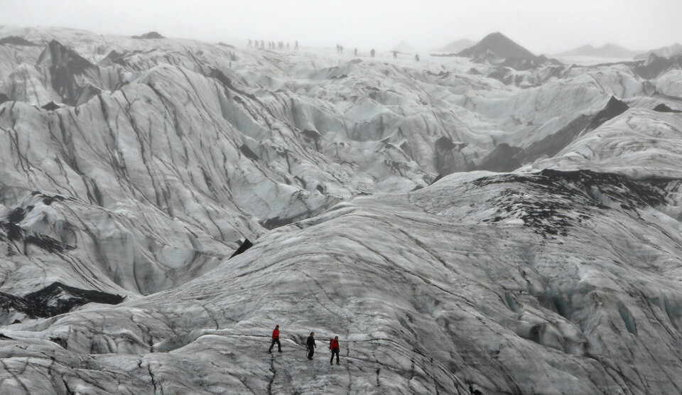 Bre, brer, har bredd: Andri Snær Magnason spenner opp en metaforisk bue mellom Islands og Himalayas isbreer. Her ser vi turister på den stadig krympende Sólheimajökull. Foto: Thibault Camus / Reuters / NTB
