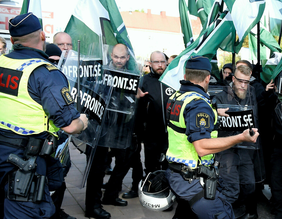 Valdeleg rørsle: Leiaren for Den nordiske motstandsbevegelsen, Simon Lindberg (midt i biletet med vernebriller), under ein demonstrasjon i Göteborg i september. Foto: Aftonbladet / IBL Bildbyrå / NTB Scanpix