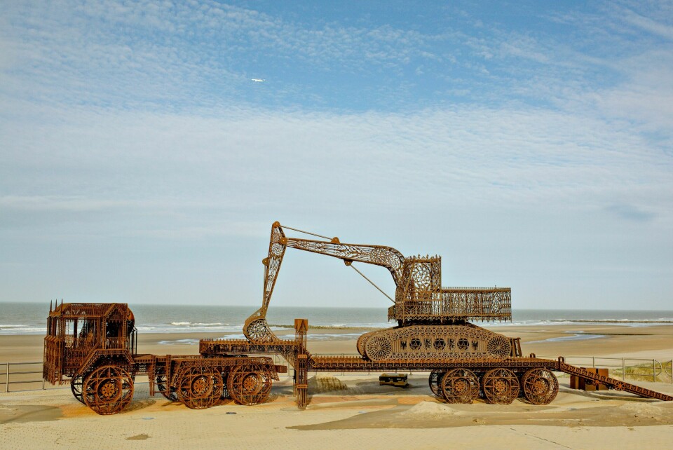 Wim Delvoyes skulptur Flatbed Trailer (installert 2019) i Middelkerke, Oostende, Belgia. Foto: Katinka Hustad