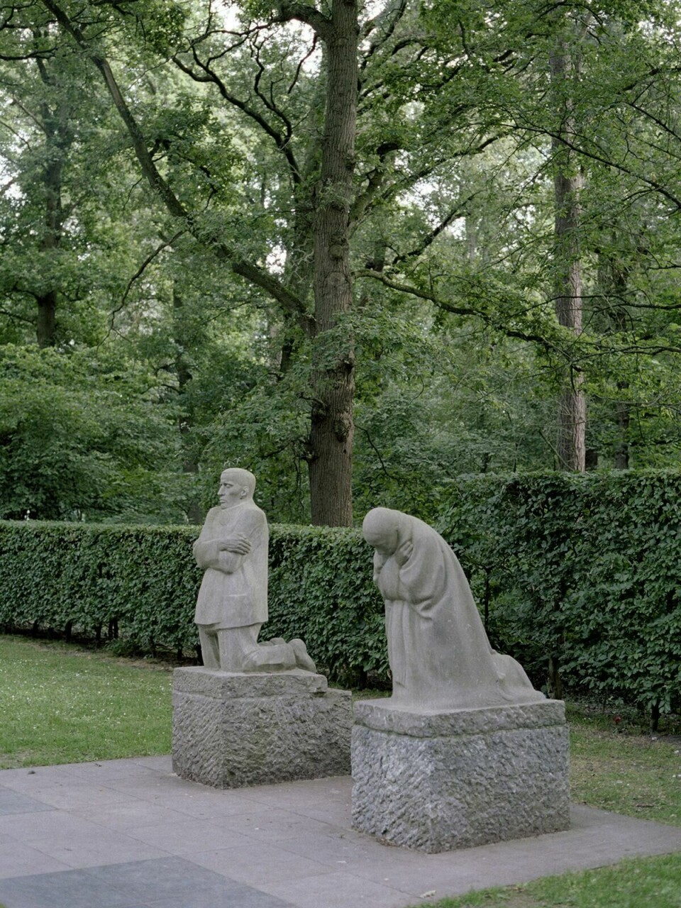Käthe Kollwitz’ skulptur Foreldre (1932), Duitse Militaire Begraafplats, Vladslo. Foto: Christian Belgaux