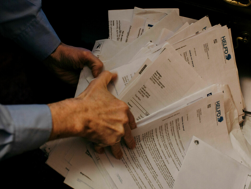 I møte med systemet: Tore Rem opplevde vansker med å få dekket utgifter til medikamenter på blåresept, og beskriver det som å bli utsatt for en utmattelsesstrategi. I de om lag tre og et halvt årene prosessene pågikk skal han ha mottatt i underkant av hundre skriv fra Helfo. Her er noen av dem. (Sensitiv informasjon er sladdet i etterkant)