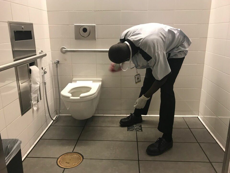 George fra Kenya jobber med å vaske toaletter og holde publikumsområdet rent. Han jobber seks dager i uken, noen ganger syv, og jobber minimum 60 timer per uke. Lønnen er 900 riyal (1900 kroner), noe som er minstelønn i Qatar.