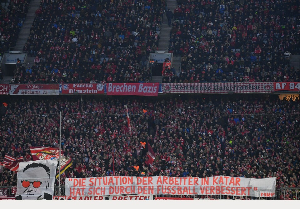 FC Bayern Muenchen v SV Werder Bremen - BundesligaPROTEST: Da Bayern München tok imot Werder Bremen hjemme på Allianz Arena i januar, hadde ultrasgruppen Munich’s Red Pride laget ett banner der klubbdirektør Karl-Heinz Rummenigges uttalelse var satt i anførlselstegn, og ett banner med Rummenigges ansikt, der øynene var to store tomater. «Tomater foran øynene» er et tysk uttrykk for å beskrive en som ikke ser det helt åpenbare. Foto: Sebastian Widmann/Bongarts/Getty Images