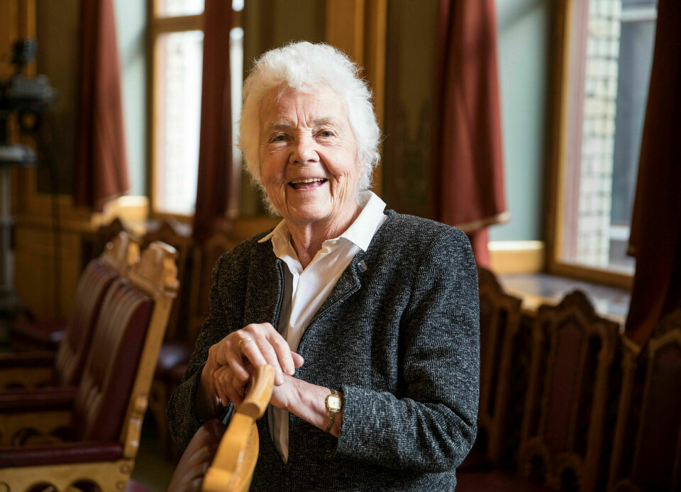 82 år 14. april: Astrid Nøklebye Heiberg i Stortinget, der hun er tidenes eldste, møtende representant. En 82-åring i fast arbeid er oppsiktsvekkende i landet der vi skal sette oss i godstolen med et ukeblad i sekstiårsalderen, skriver Oddvin Alfarnes. Espedal, Jan Tomas/Aftenposten/NTB scanpix