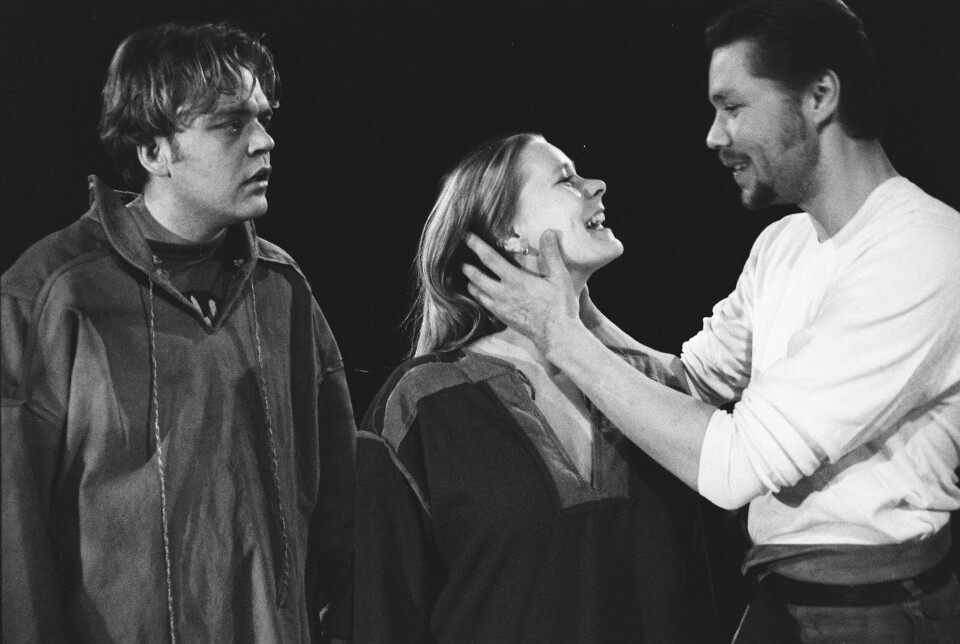 Tre sentrale skikkelser på scenen i «Munken Vendt»-oppsetningen fra 1998: Til venstre og i midten er de samiske rollefigurene Omoinsa lapp og Inger, spilt av finske Benjamin Laustiola og norske Sibeth Hoff. Til høyre ser vi norske Stig Henrik Hoff som Munken Vendt. Omoinsa Lapp (Benjamin Laustiola), Inger (Sibeth Hoff) og Munken Vendt (Stig Henrik Hoff)