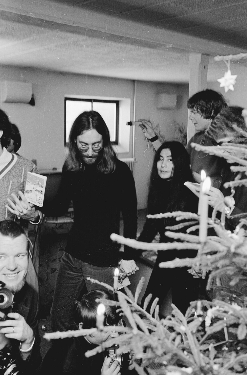 Så går vi rundt: John Lennon og Yoko Ono på vei rundt et juletre under et besøk på Jylland i Danmark i januar 1970.