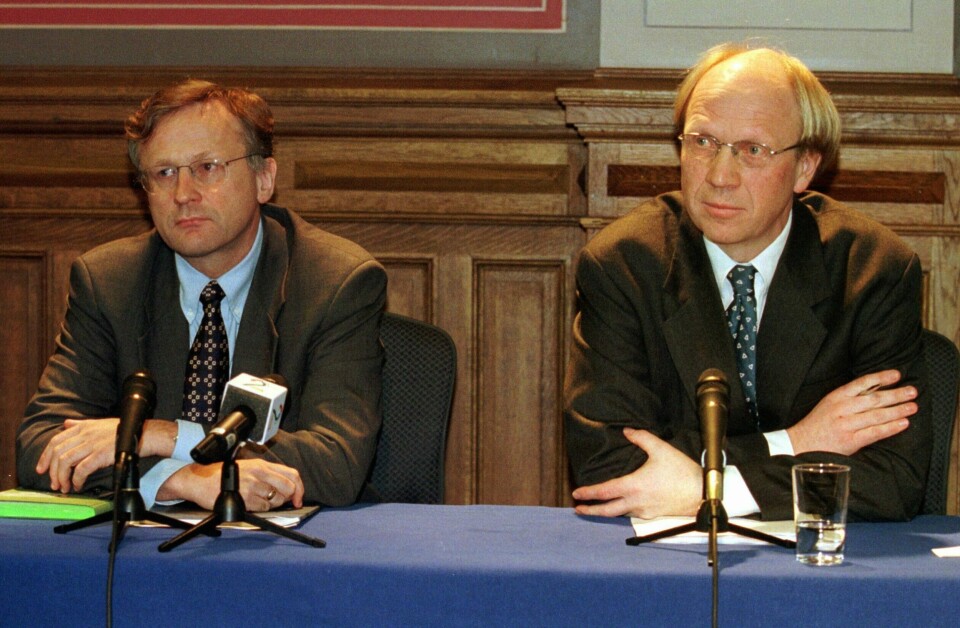 1999: Daværende sentralbanksjef Svein Gjedrem (t.v.) og leder for Norges Bank Kapitalforvaltning, Knut Kjær presenterer oljefondets årsrapport. Foto: Knut Falch / NTB scanpix