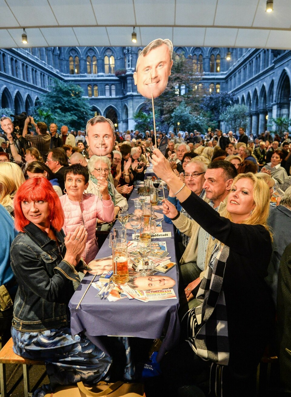 Topp stemning: Norbert Hofers tilhengere under Frihetspartiets årlige sommerfest i Wien. Hofer tapte så vidt mot De grønnes kandidat tidligere i år, men resultatet ble annulert. Nå får høyrepopulisten en ny mulighet. Foto: Christian Bruna/EPA/NTB Scanpix