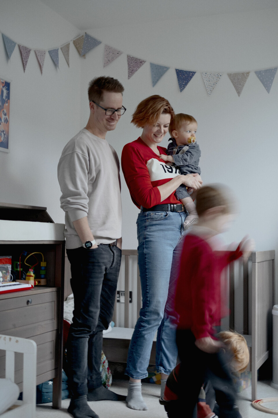 Tidkrevende: Helen Hester og Nick Srnicek på barnerommet i leiligheten deres i Surbiton i London, hvor de bor med sine tre sønner. Moderne foreldre bruker omtrent dobbelt så mye tid på barna sine som deres foreldre gjorde, påpeker de i boken After Work (2023).
