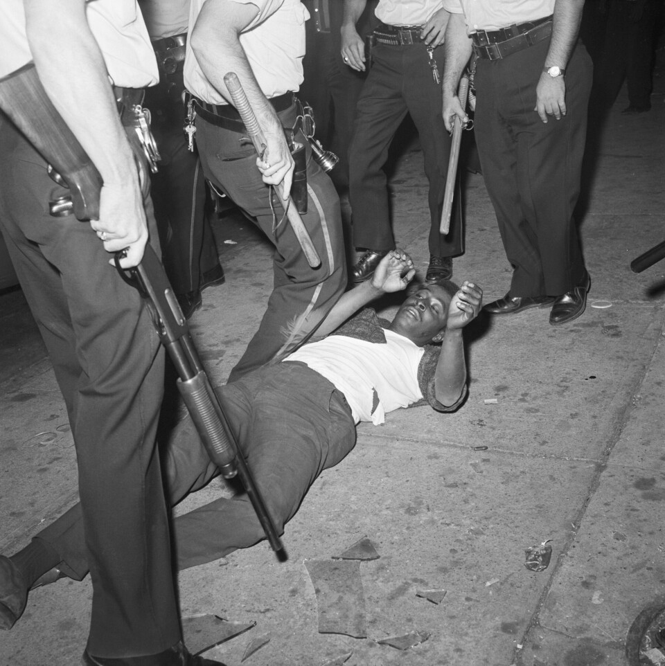 Rasismen i USA opphørte ikke med slaveriet, men dette er en fortid som stadig flere hvite amerikanere ikke vil høre om. Her: Politiet holder nede en ung mann under raseopptøyer i Paterson, New Jersey 14. august 1964.