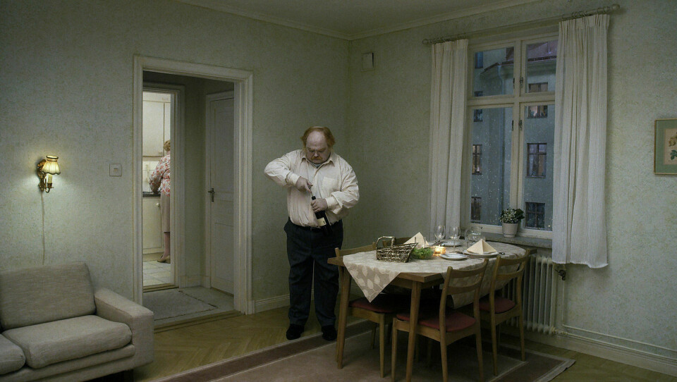 Livets mening: Karakterene i Roy Anderssons filmer funderer ofte over meningen med livet. Og finner like ofte få svar. Her fra En due satt på en gren og funderte over tilværelsen. Foto: © Studio 24