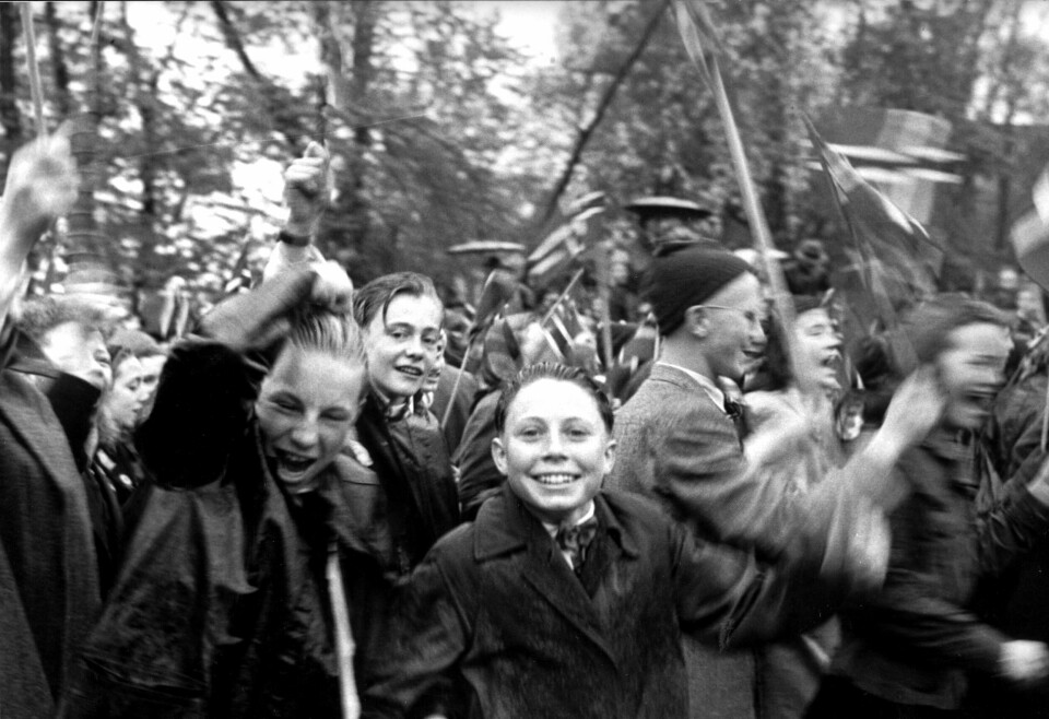 Feiring i regnet: I ettertid kan vi seie at okkupasjonen av Noreg førte til ei enorm styrking av den norske nasjonaldagsfeiringa, skriv artikkelforfattaren. Her frå 17. mai-feiringa i Oslo i 1945. Foto: NTB Øsende regn la ingen demper på festelighetene under den første feiringen av nasjonaldagen etter krigen.