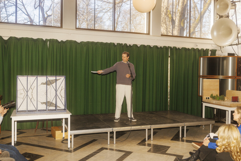 Sterke formale kvaliteter: Matias Faldbakken har nå fått oppdraget med å lage minnestedet i regjeringskvartalet i Oslo. Her: Faldbakken presenterer forslaget sitt på Kunstnernes Hus i Oslo, 8. april. .