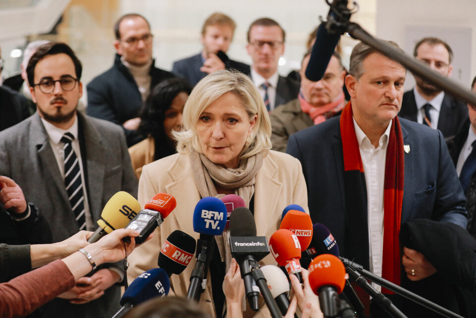 Marine Le Pen og flere andre medlemmer av partiet Nasjonal samling er anklaget for å ha misbrukt nær syv millioner euro i offentlige EU-midler. Her: Le Pen etter en rettshøring i Paris 27. november 2024. PARIS, FRANCE - NOVEMBER 27: Member of French far-right party Rassemblement National (RN) Marine Le Pen speaks to the press after a hearing in her trial on suspicion of embezzlement of European public funds, at Paris courthouse, on November 27, 2024, in Paris, France.