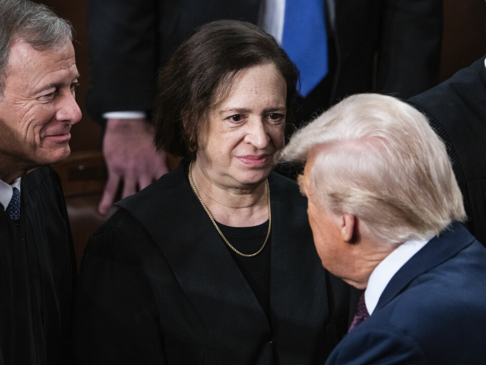 Maktkamp mellom presidenten og rettsvesenet: Høyesterettsjustitiarius John Roberts (nominert av president George W. Bush) og høyesterettsdommer Elena Kagan (nominert av president Barack Obama) i samtale med Donald Trump, Washington 4. mars 2025. Justitiarius John Roberts og høyesterettsdommer Elena Kagan hilser på president Donald Trump.