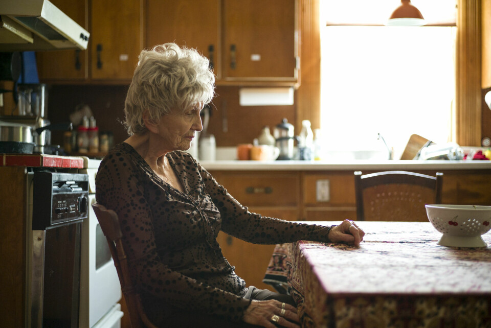 Forfatter og nobelprisvinner Alice Munro, hjemme på sitt eget kjøkken i Clinton, Ontario, juni 2023. Ett år senere døde hun, og datteren Andrea sto frem med en mørk familiehemmelighet. Hvordan påvirker det vår lesning av novellene hennes, spør bokansvarlig Arne Borge Alice Munro