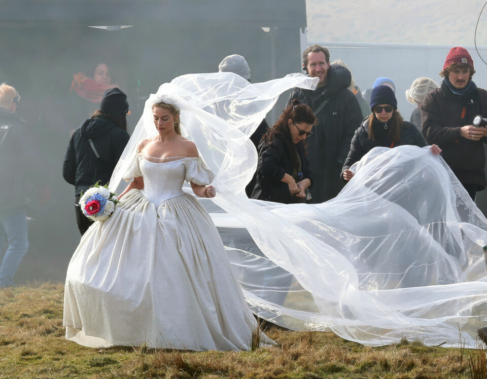 Margot Robbie skal spille Cathy i nyinnspillingen av «Wuthering Heights», som kommer på kino i februar 2026. I sosiale medier raser debatten allerede, blant annet om kjolen som flere mener må være stjålet fra bryllupet til Lady Diana. margot robbie