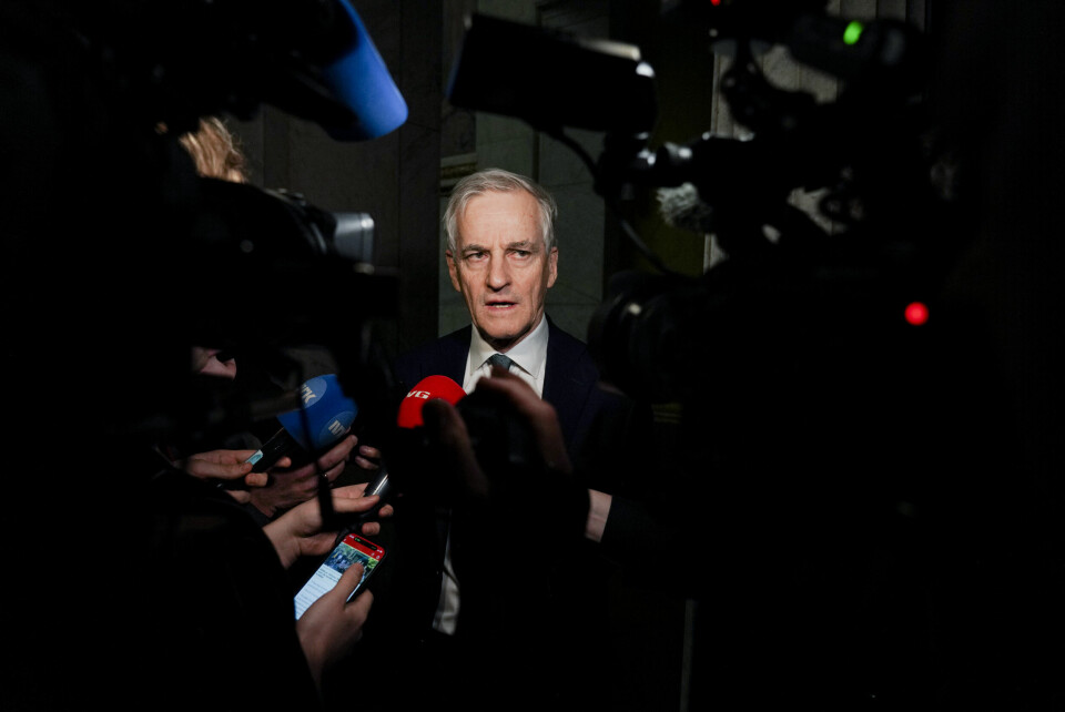 Det er en reell mulighet for at Jonas Gahr Støre nå møter så mye motstand i sitt eget parti at han gir etter for Senterpartiets krav. Det vil i så fall være et så ydmykende tilbaketog at det er vanskelig å tro at Støre vil gå med på det. Da vil han kanskje heller gå av. Oslo 20250128. Statsminister Jonas Gahr Støre snakker med pressen etter Tankesmien Agendas arrangement Agenda i Universitetets Aula.