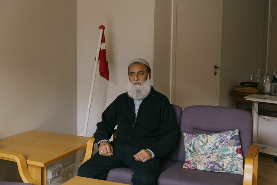 Leder uten land: Mohammad Aslam (58) sitter i møtelokalene til Mjølnerparkens beboerforening. Han ble tvangsflyttet fra boligområdet for to år siden, men er fortsatt foreningens valgte leder. Mjølnerparken