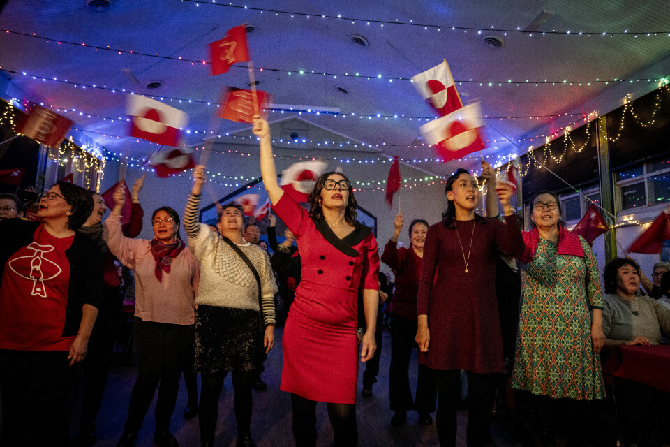 Valgvake: Det venstreorienterte regjeringspartiet IA (Inuit Ataqatigiit) gikk kraftig tilbake, men tirsdag kveld var stemningen god hos representantene som var samlet i Nuuk. -
