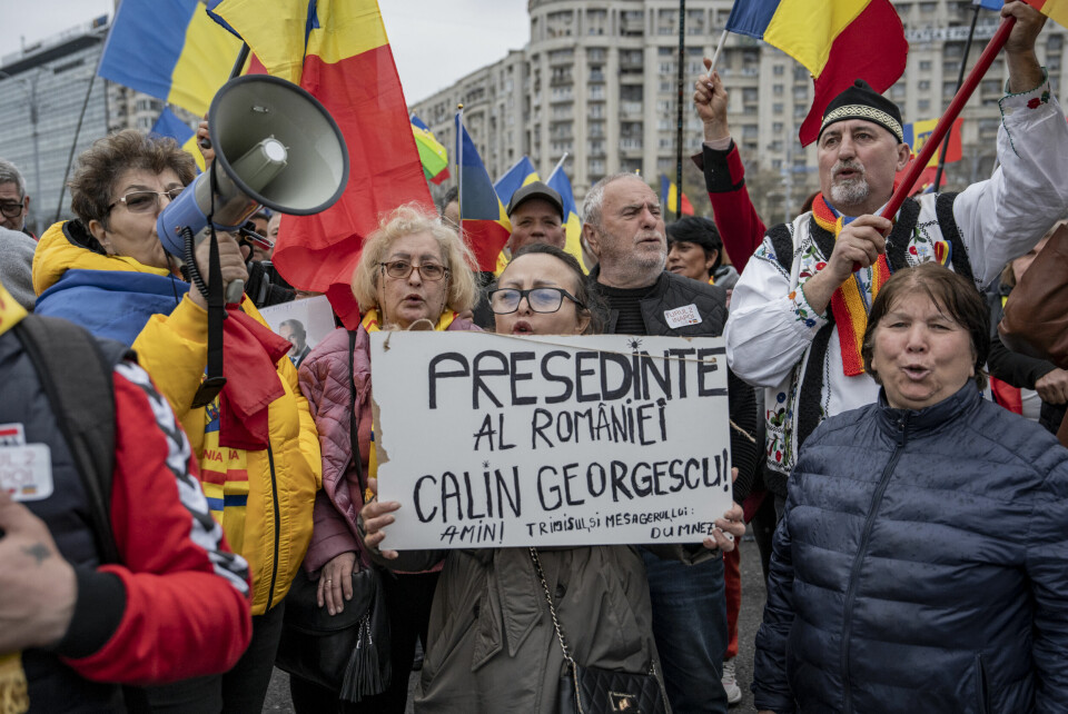 Tilhengere: Demonstranter i Bucuresti samlet seg for å støtte tidligere presidentkandidat Calin Georgescu, som i desember ble fratatt seieren i det rumenske presidentvalget, etter mistanker om russisk innblanding, og deretter nektet å stille i denne vårens valg. People in Bucharest attend a rally in show of support to former presidential candidate Calin Georgescu on his birthday, Wednesday March 26th, 2025.