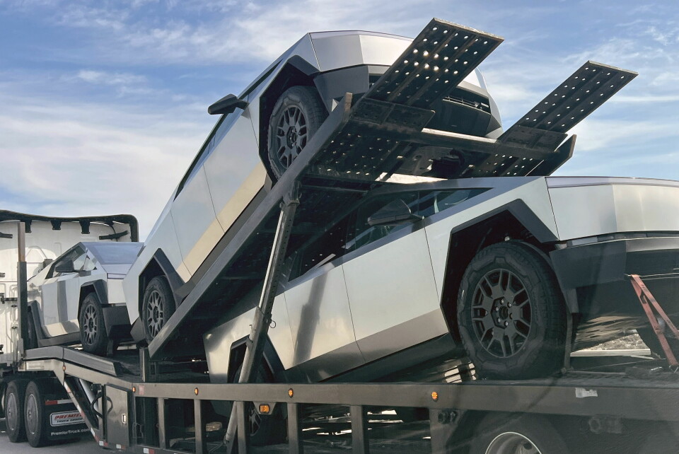 Overprisede Tesla-aksjer: Elon Musks evne til å snakke opp selskapets verdi – ved hjelp av inkonsekvente overdrivelser – har paradoksalt nok vært en av hans mest verdifulle egenskaper, skriver Ulrik Eriksen. Her: Nye Tesla Cybertrucks på lasteplanet, California 17. mars. Tesla Cybertrucks