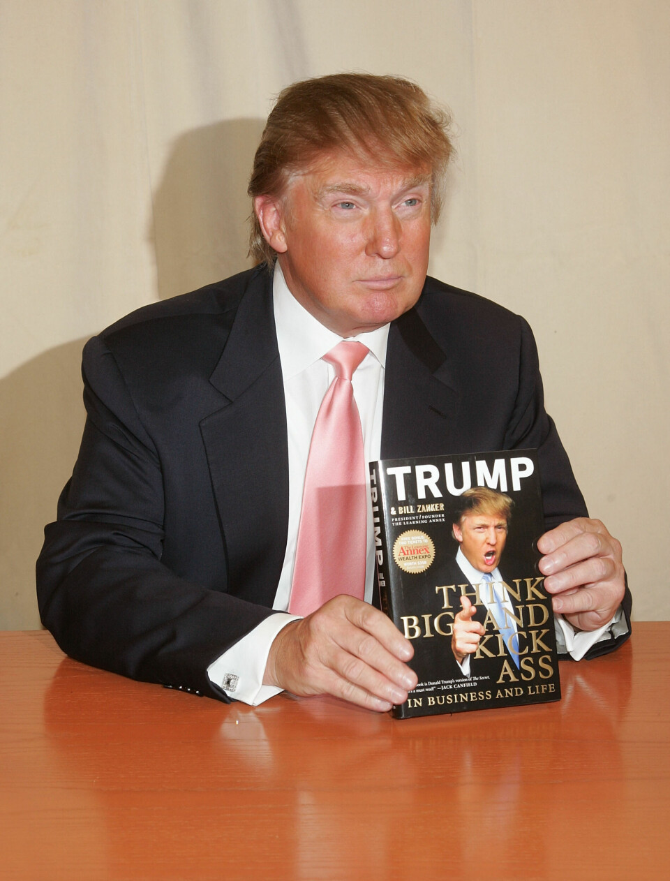 Avslørende bøker: Nettopp der hvor man føler at man har full kontroll over hva man sier, står man i størst fare for å si for mye. Her: Donald Trump med boken «Think Big and Kick Ass» hos Barnes and Noble på Fifth Avenue, New York 2007.