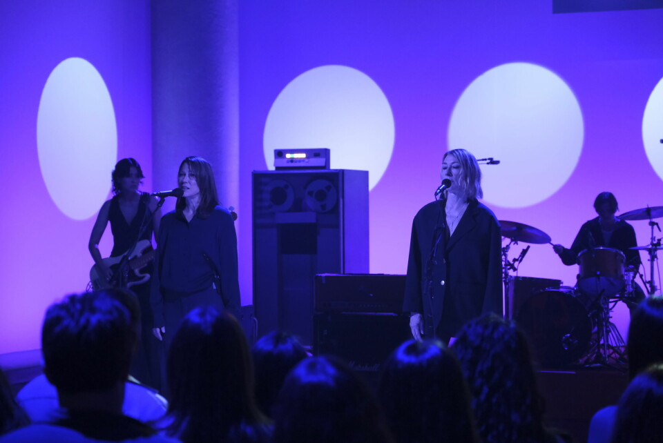 Skranglete comeback: 19. mars sto Kim Gordon (til høyre) på scenen på det direktesendte Netflix-talkshowet Everybody’s Live sammen med Kim Deal.