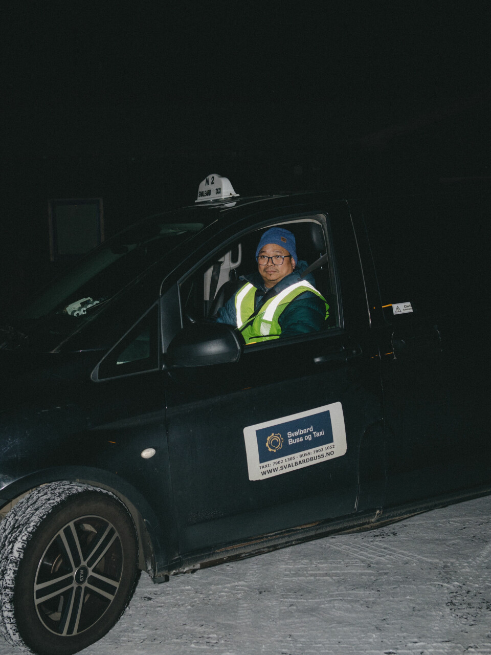 Ny taxisjåfør i byen. Vernon Alvez var sesongarbeider i norsk landbruk før han kom til Longyearbyen. Han savner barna på Filippinene, men jobben som taxisjåfør er med å finansiere utdanningen deres.