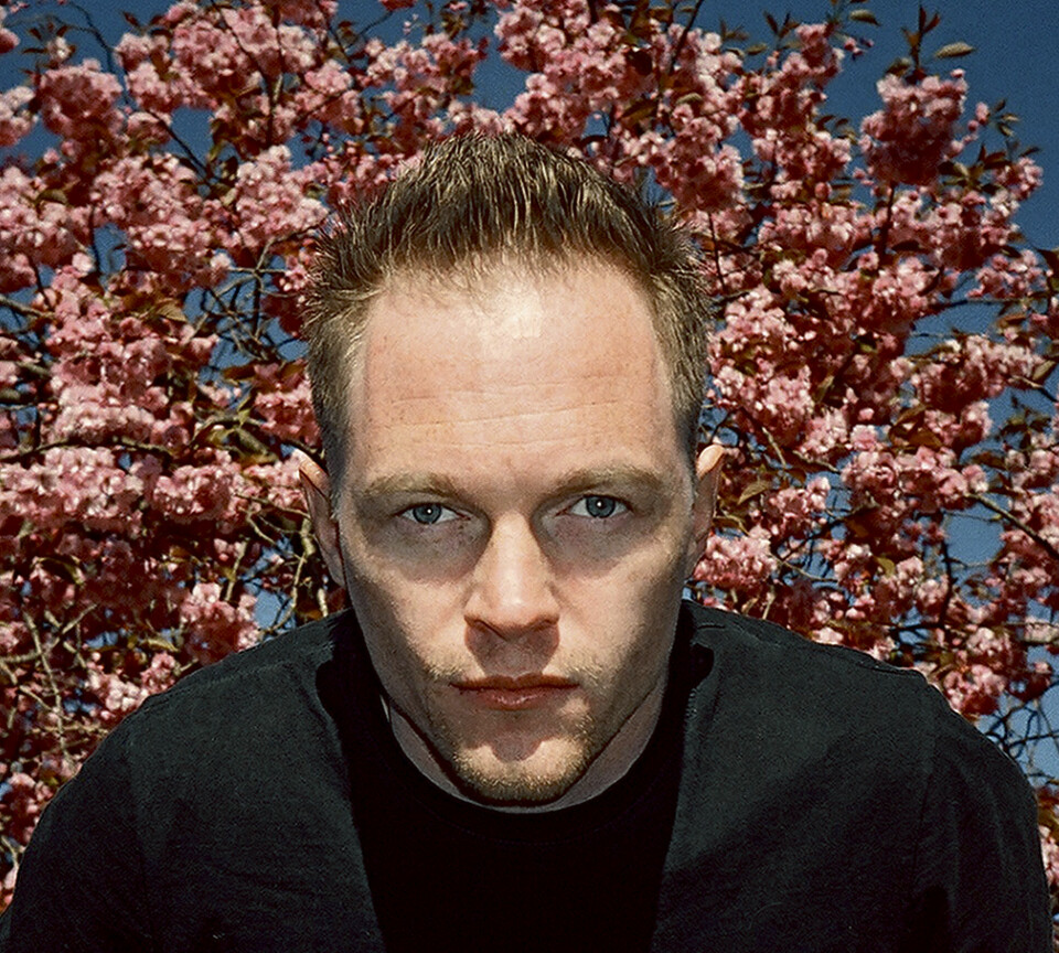 Kåret til en av Norges beste unge forfattere: «Lars Ramslie er fremfor alt en drivende forteller», skriver juryen. Lars Ramslie